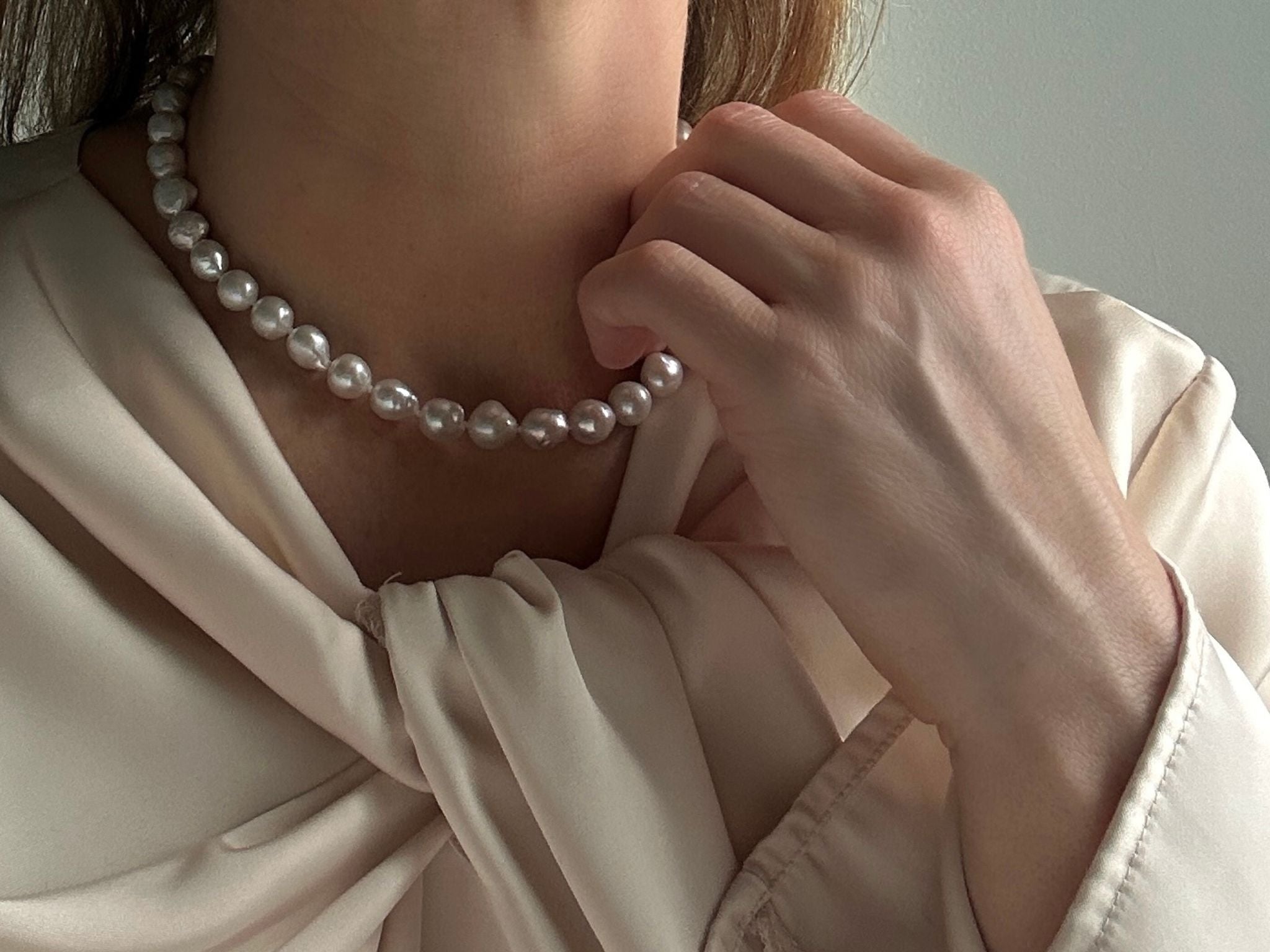 Baroque pearl choker necklace from RAW Copenhagen modelled with minimalist off white wedding dress
