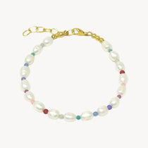 Delicate pearl bracelet with coloured gemstone