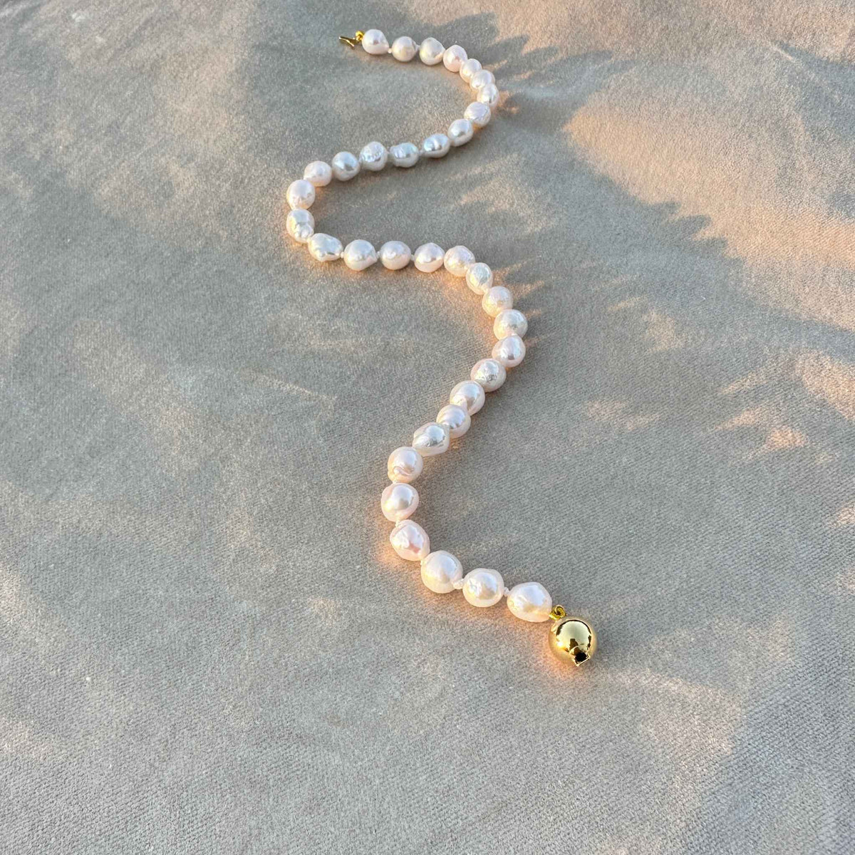 Stunning freshwater baroque pearl necklace with round gold clasp