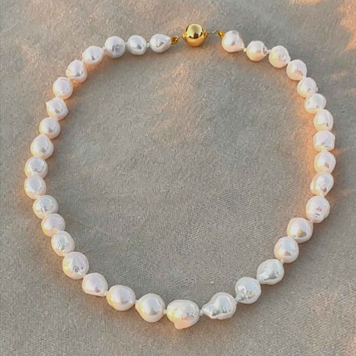 Stunning baroque pearl necklace with round gold clasp