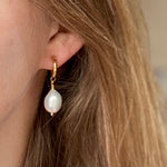 The pearls are grade AAA freshwater pearls 02